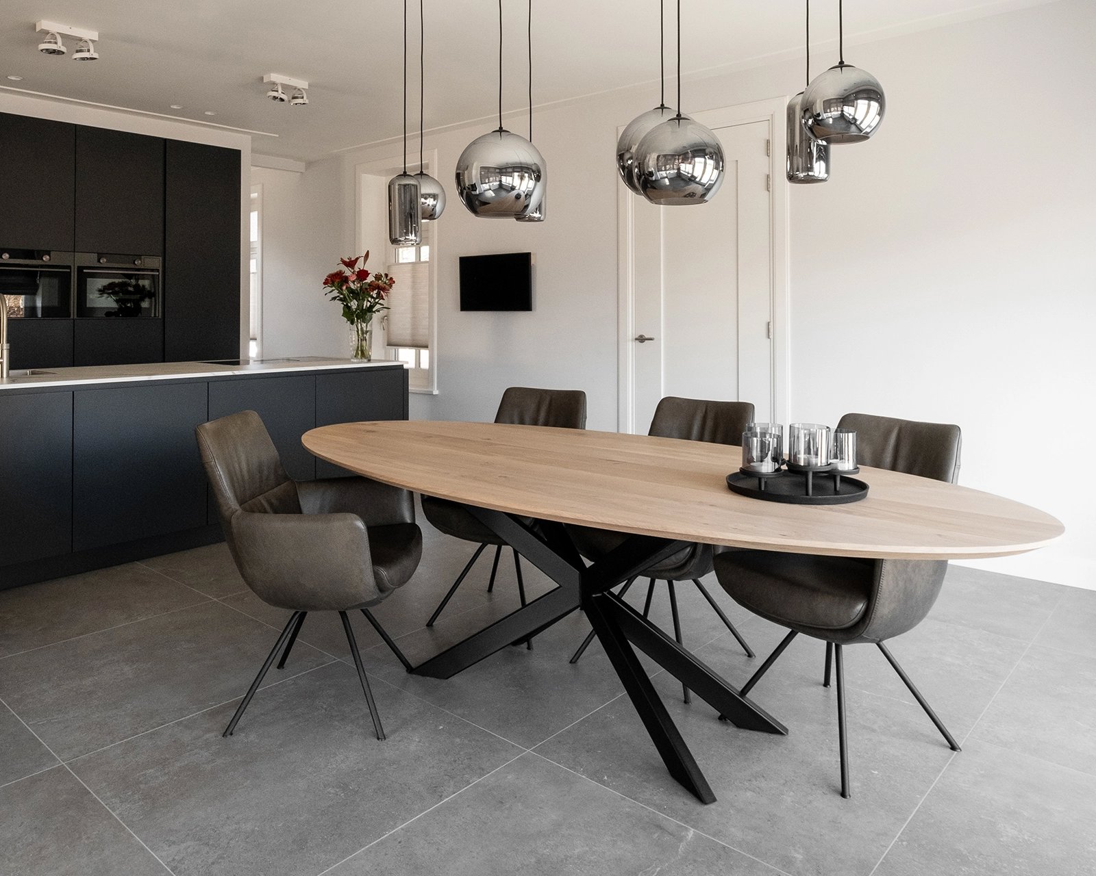 ovale-gap-met-seattle-stoelen2