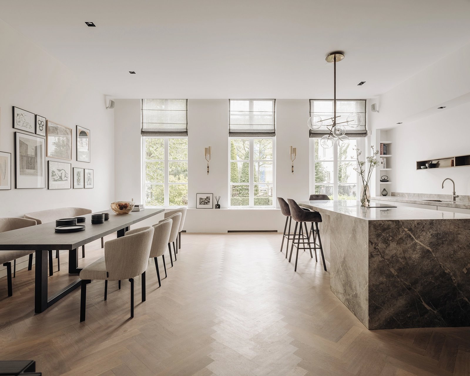 Louise-eettafel-met-cline-bank-stoelen2