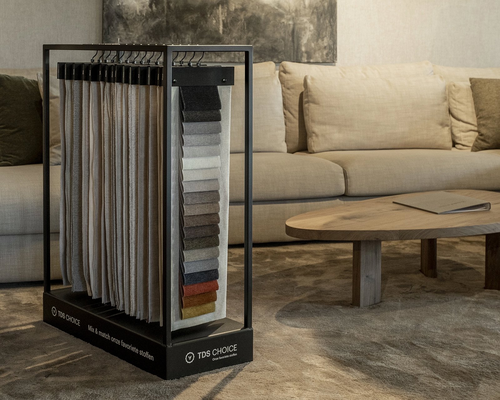 Op deze afbeelding is een kar met stofstalen te zien van de Table du Sud Choice collectie in de showroom