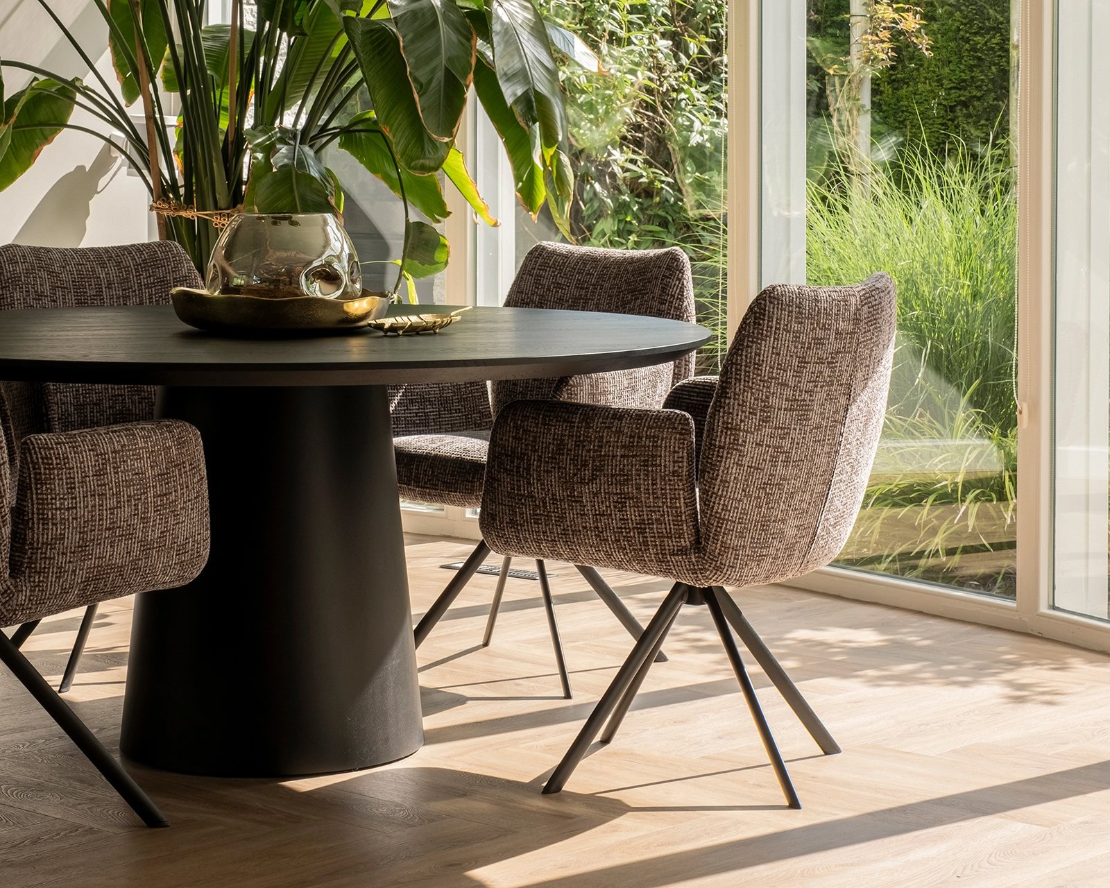 Ronde-eikenhouten-eettafel-qone-decio-stoelen2