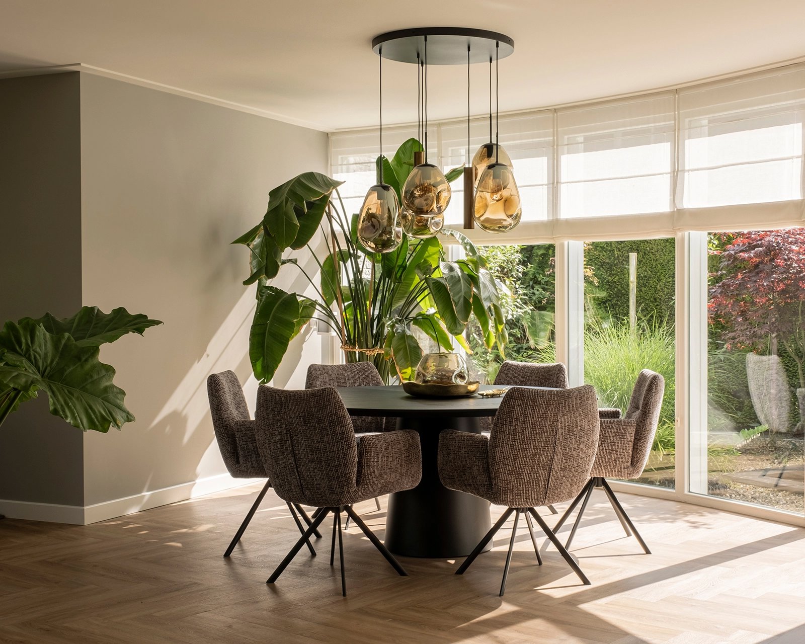 Ronde-eikenhouten-eettafel-qone-decio-stoelen