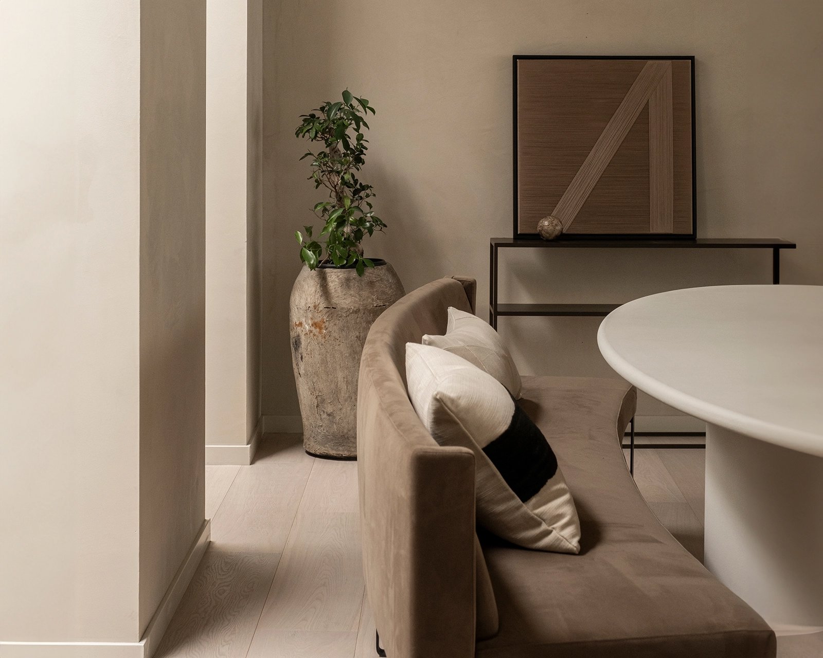 Ovale-betonnen-tafel-obbo-nesu-eetkamerbank