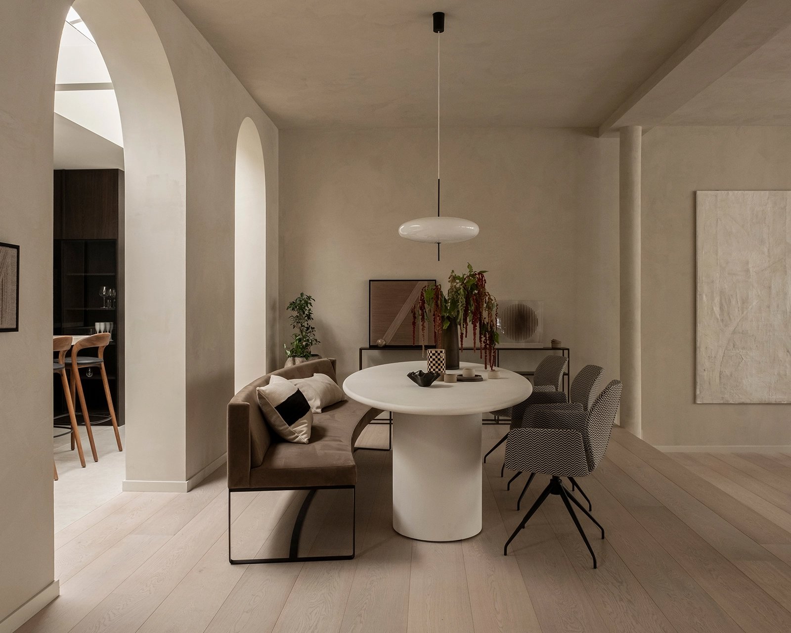 Ovale-betonnen-tafel-obbo-nesu-eetkamerbank-mood-stoelen3