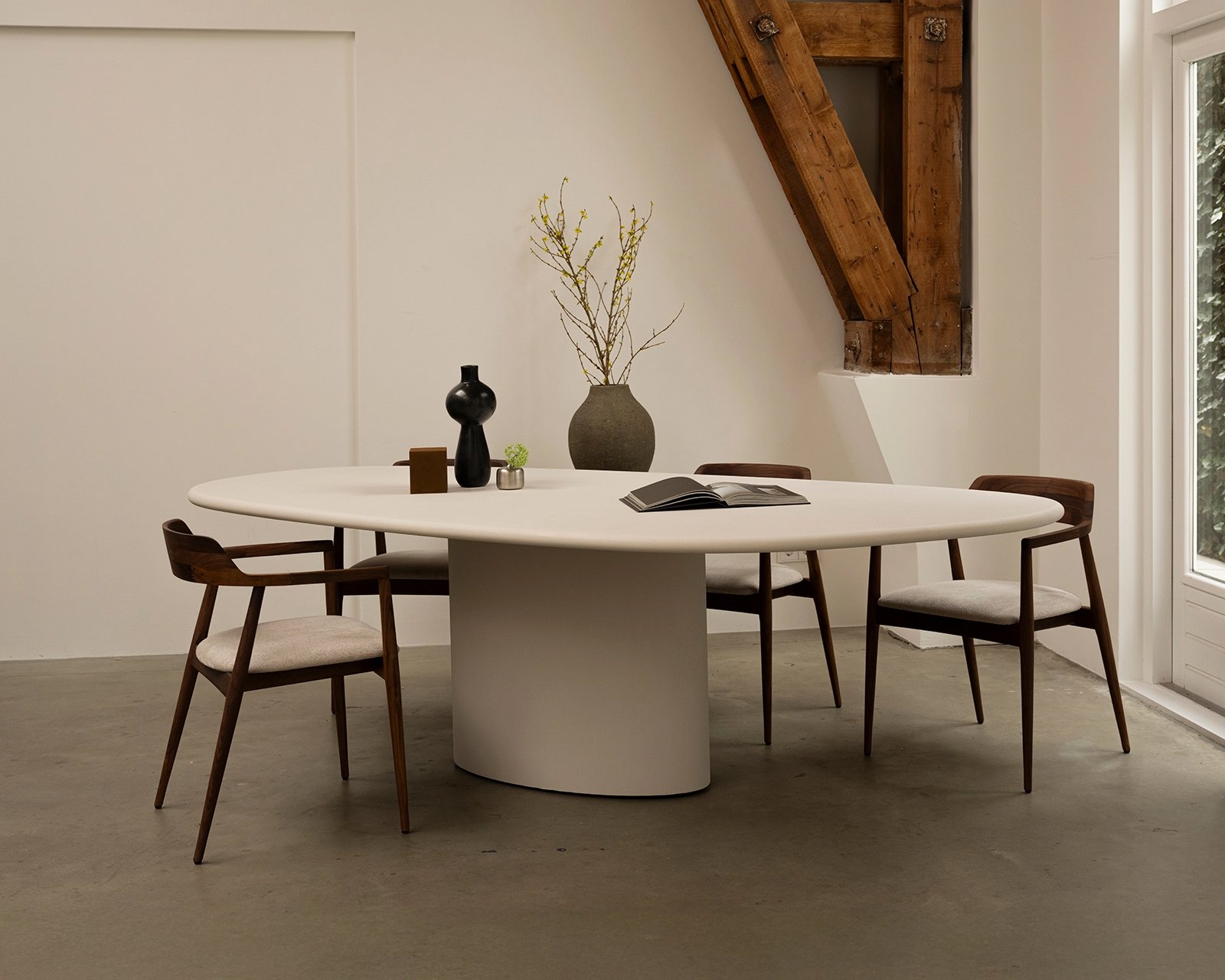 Betonnen-eettafel-Betram-met-Mula-stoelen-2---kopie