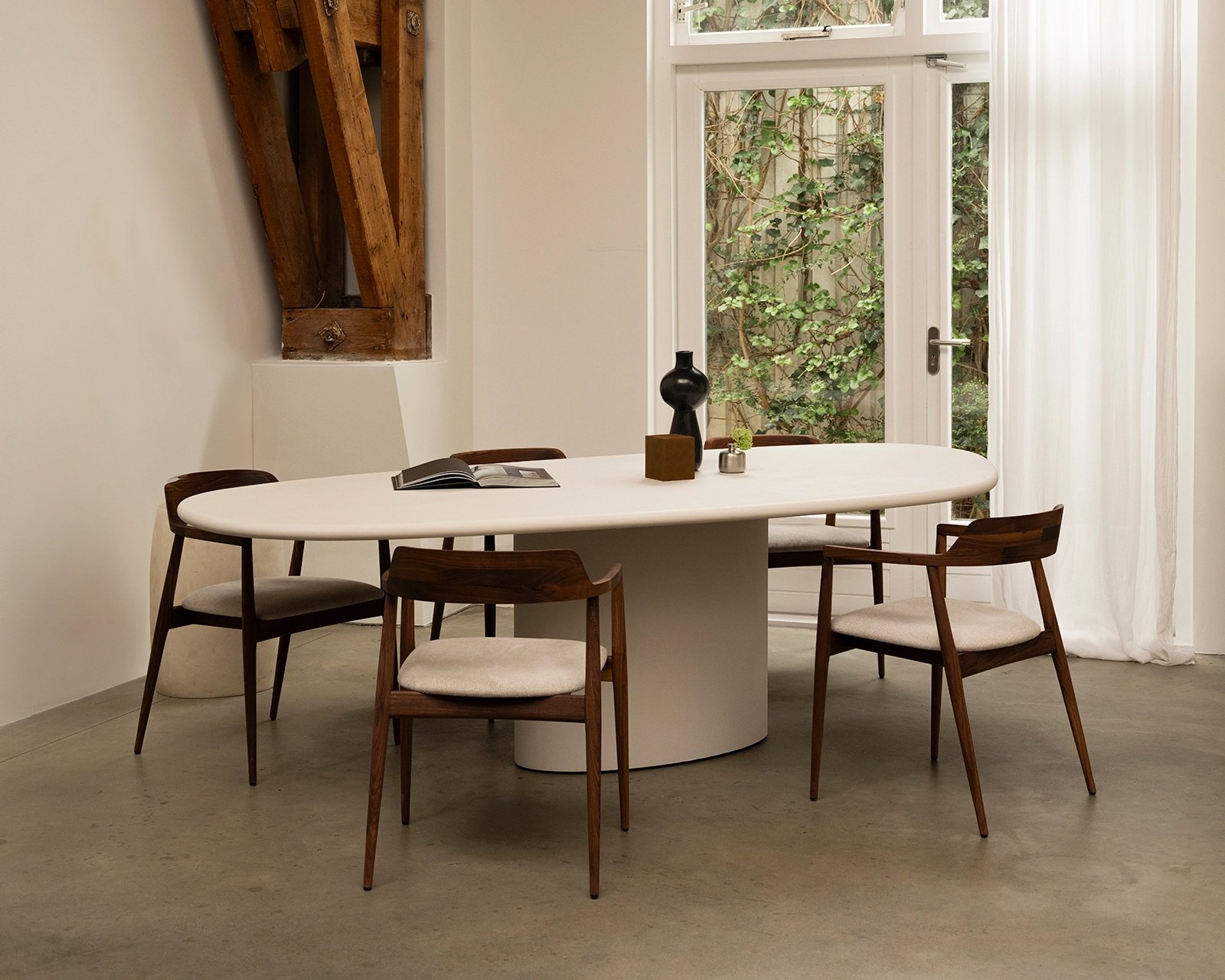 Betonnen-eettafel-Betram-met-Mula-stoelen-7---kopie