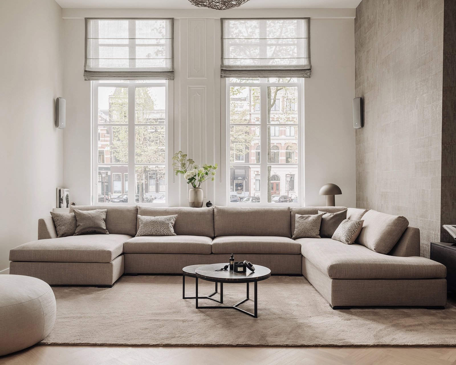 Donna hoekbank met vloerkleed Rubis, 300x470 cm in kleur 34. Marmeren salontafel set Veva. Pastille pouf.