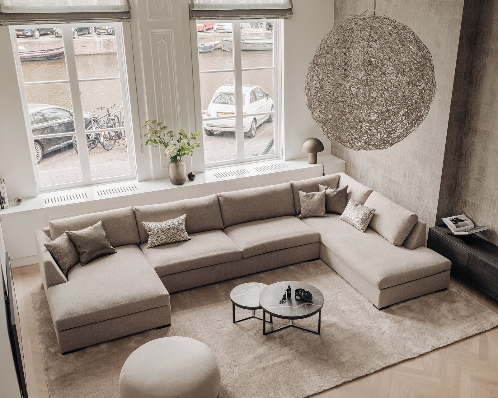 Donna hoekbank met vloerkleed Rubis, 300x470 cm in kleur 34. Marmeren salontafel set Veva. Pastille pouf.