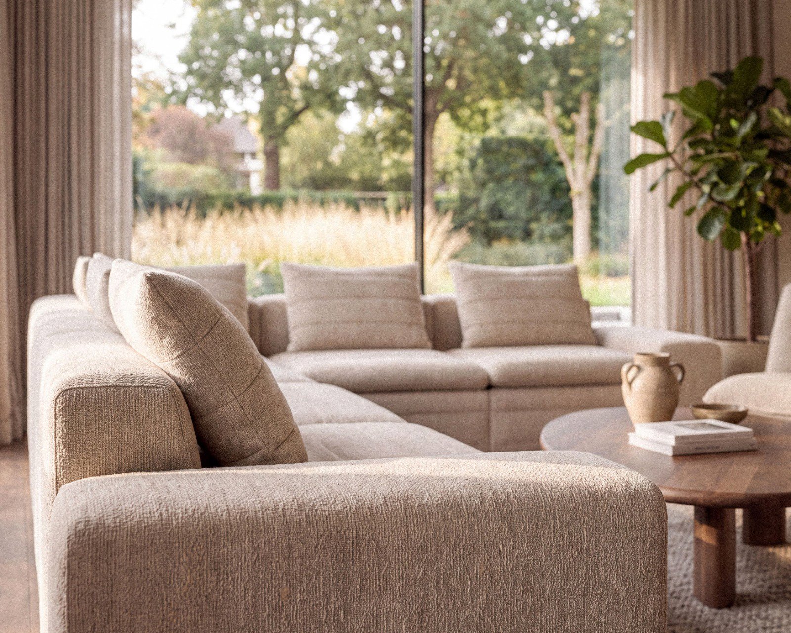 Close-up van de beige bank Firenze met zachte zit- en rugkussens in een lichte woonkamer