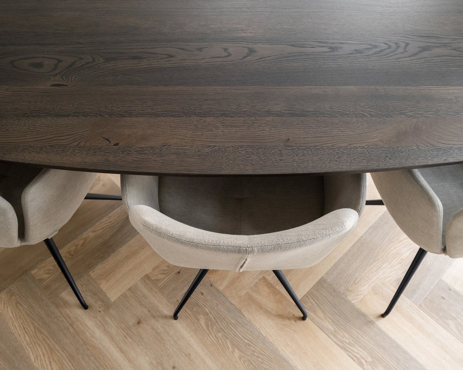 Deens ovale eikenhouten eettafel Lachaud in black smoke intense met de Mood #95 eetkamerstoelen in mango - beige.