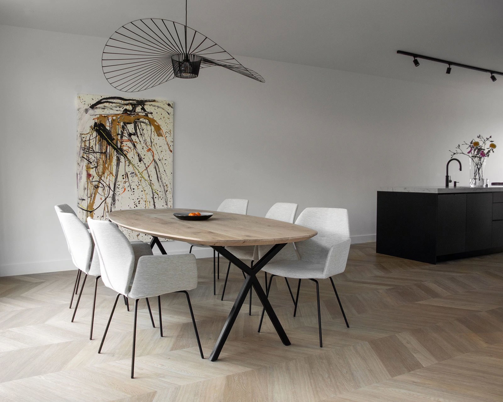 Deens ovale eikenhouten eettafel Lachaud in ultra matte lak met de Mood #95 eetkamerstoelen in berry - beige.