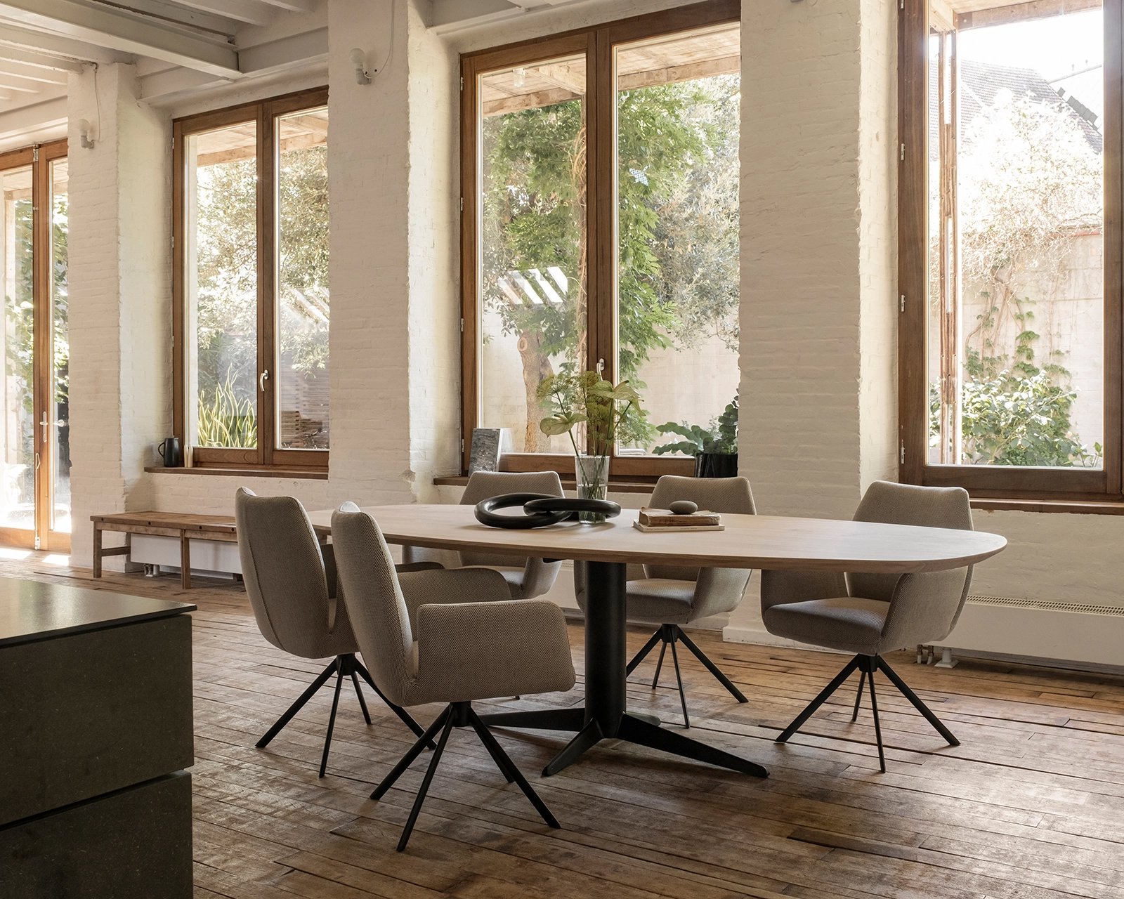 Ludovic-met-decio-stoelen