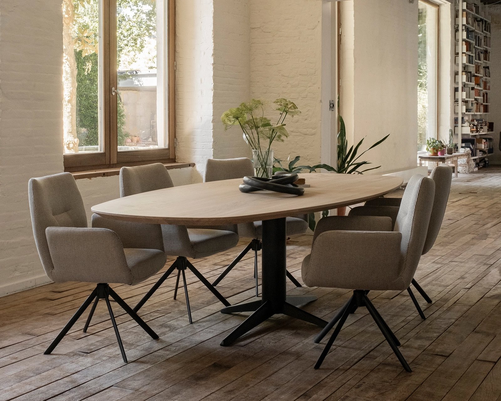 Ludovic-met-decio-stoelen3