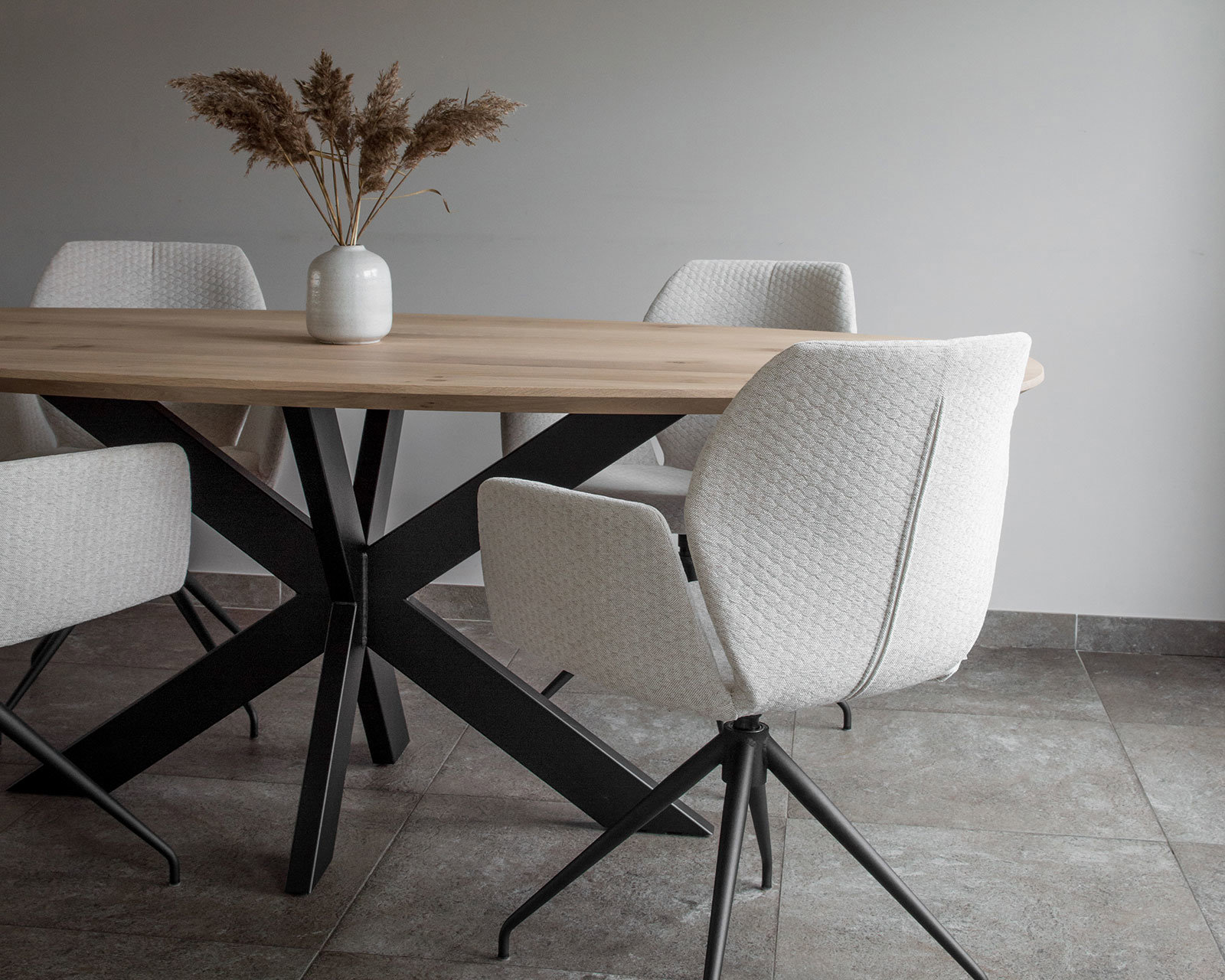 Deens ovale eikenhouten eettafel XX 10x4 in ultra matte lak met de Mood #95 eetkamerstoelen in otello - beige.