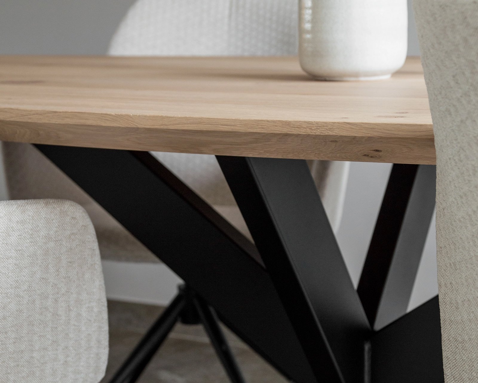 Deens ovale eikenhouten eettafel XX 10x4 in ultra matte lak met de Mood #95 eetkamerstoelen in otello - beige.