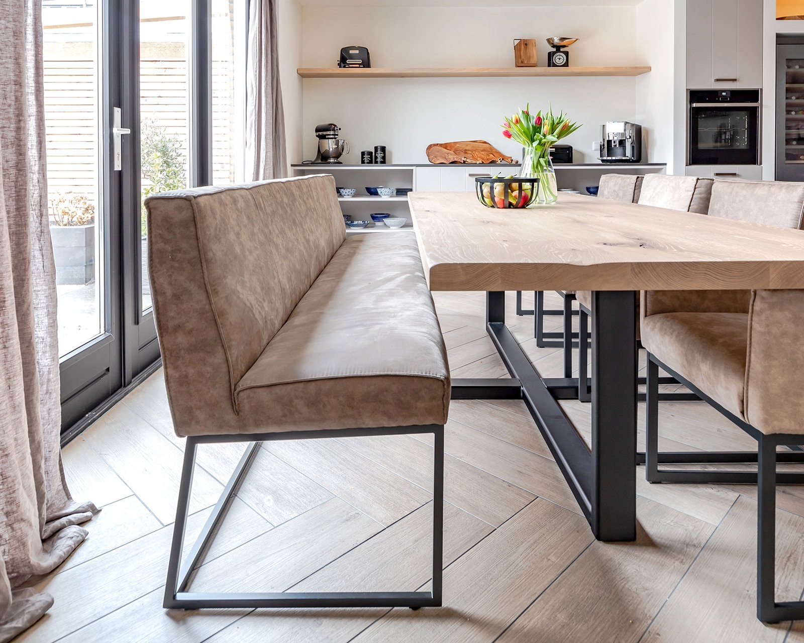  Le Mans eetkamerbank: cowboy stof - stone 809. Le Mans stoel: cowboy stof - stone 809. Brest stoel: cowboy stof - natural 200. Rechthoekige eiken houten eettafel Felix.