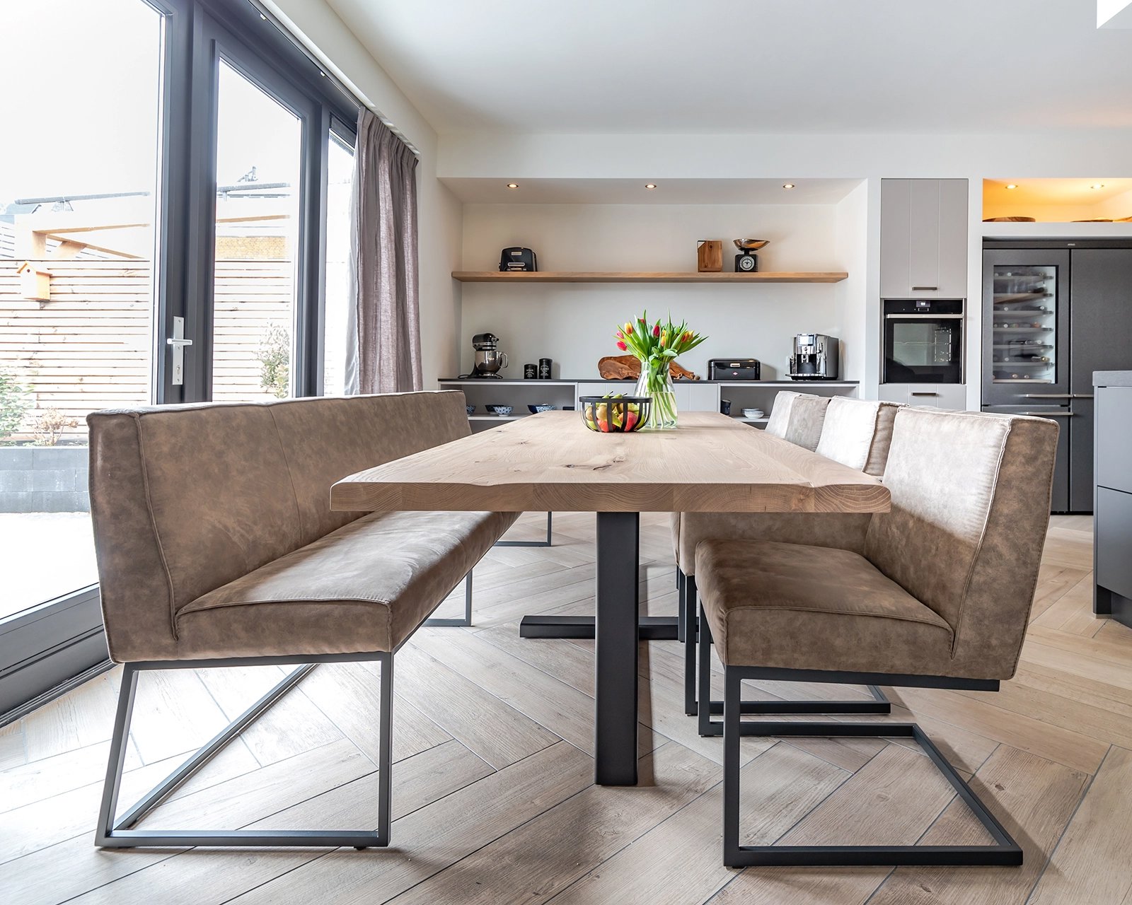  Le Mans eetkamerbank: cowboy stof - stone 809. Le Mans stoel: cowboy stof - stone 809. Brest stoel: cowboy stof - natural 200. Rechthoekige eiken houten eettafel Felix.