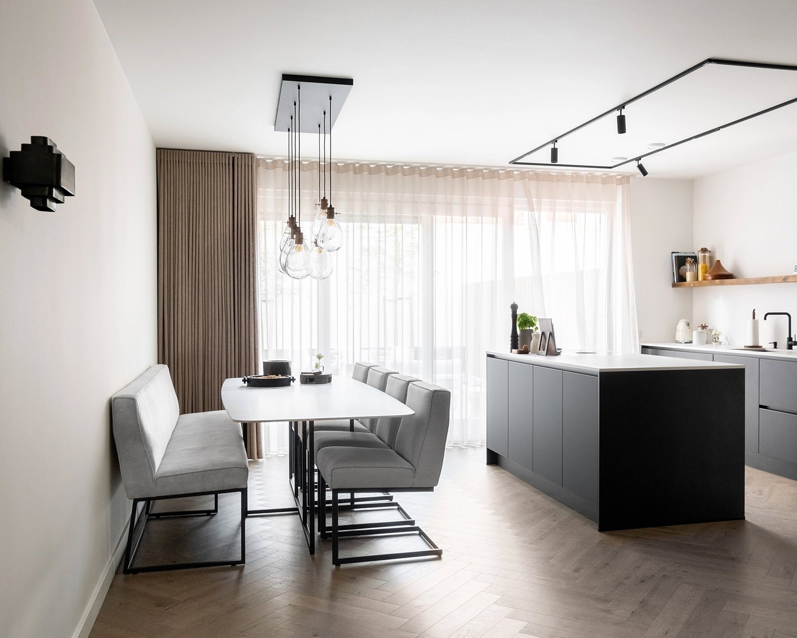 Keramische eettafel 240x100 cm in Statuario Satin met eetkamerbank Le Mans in Adore - Ecru 102 en Le Mans eetkamerstoelen in Board - Natural 01. 