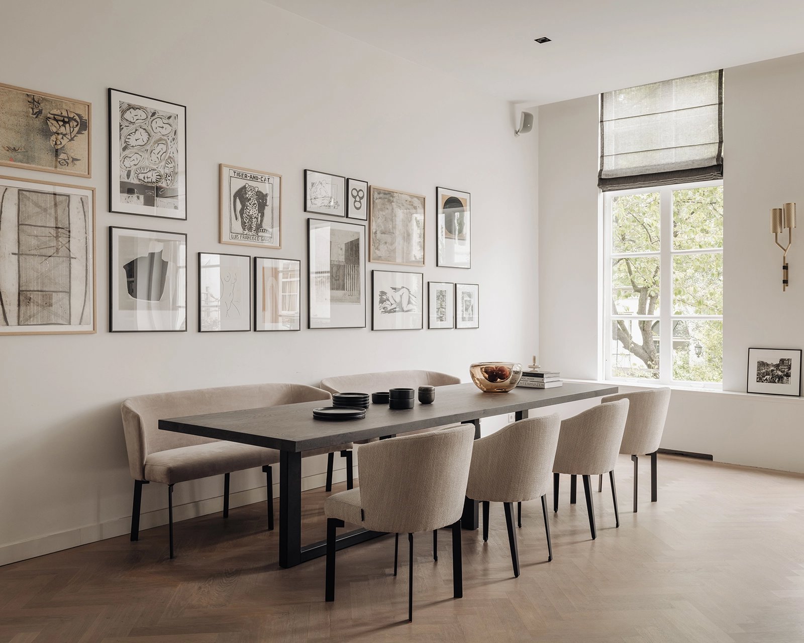 Rechthoekige eikenhouten eettafel Louise met C-line stoelen en eetkamerbanken.