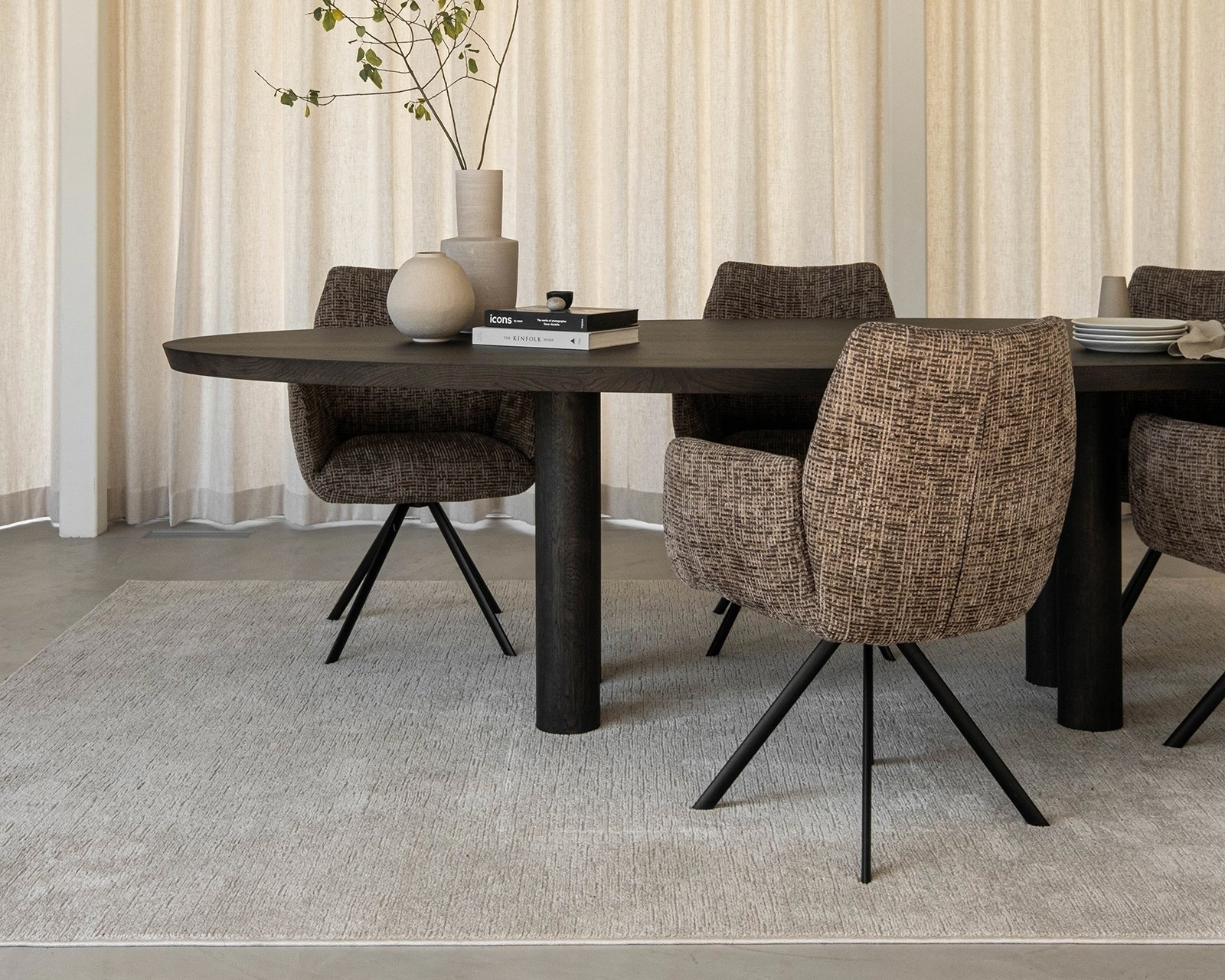 Kiezelvormige-pippa-met-decio-stoelen2