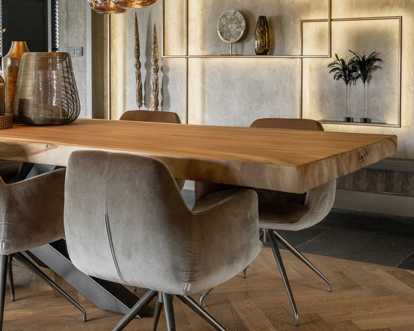 Materiaal: juke - khaki 51. Kleur poot: A11. Suar boomstamtafel xx 10x10.