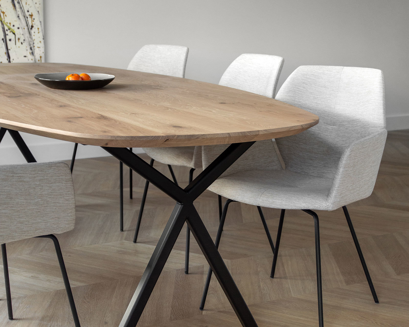 Materiaal: berry - beige. Deens ovale eikenhouten tafel met Lachaud poot.