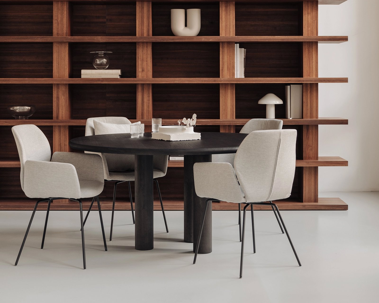 Ronde eikenhouten eettafel Pippa in black smoke intense met de Mood #95 PM17 eetkamerstoelen.