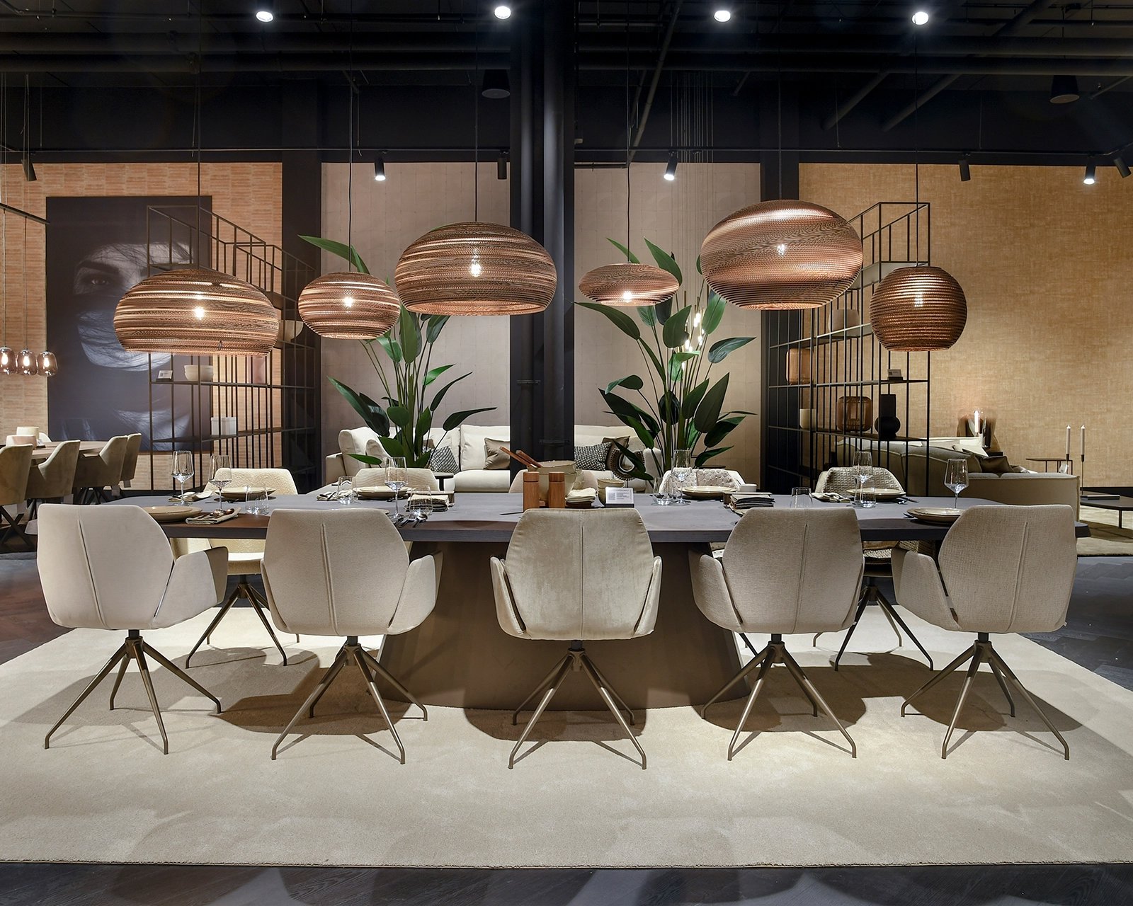 Ovale-eqone-met-tabledusudxmood-stoelen