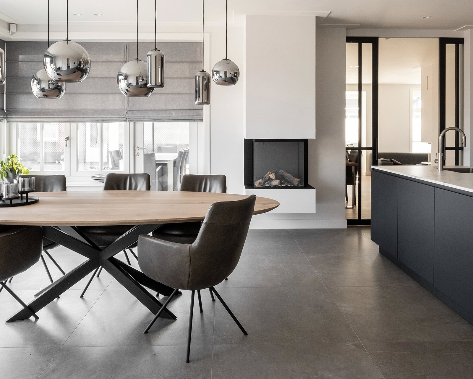 ovale-gap-met-seattle-stoelen