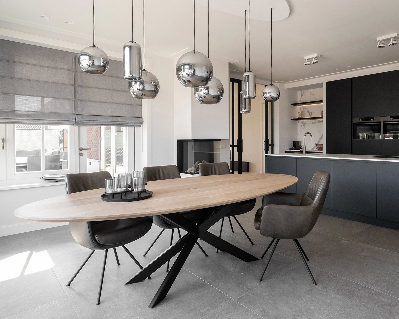 ovale-gap-met-seattle-stoelen3