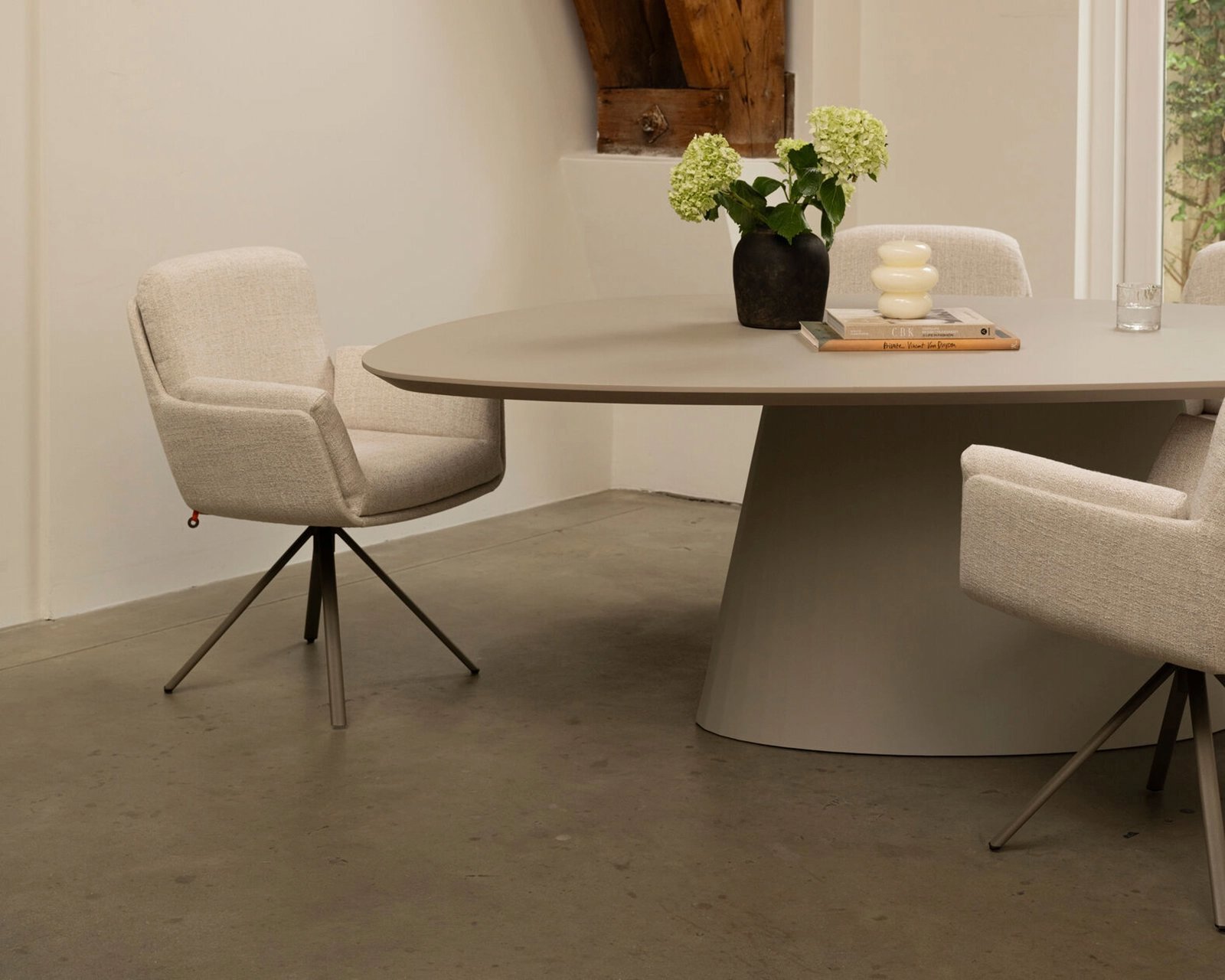 Fenix-Eqone-met-Plume-stoelen-17