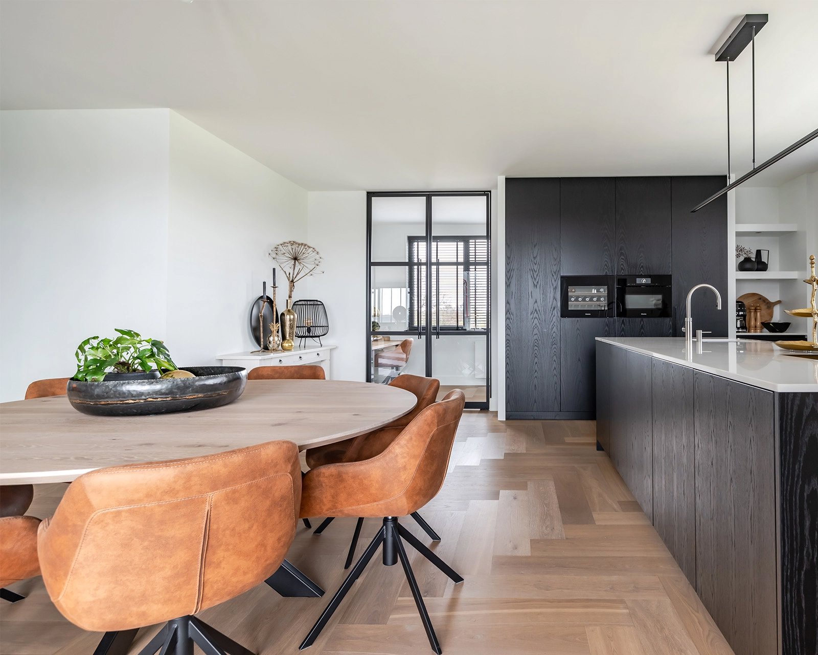 Ronde eettafel eikenhout met onderstel Arlette in sfeervolle kamer | Table du Sud