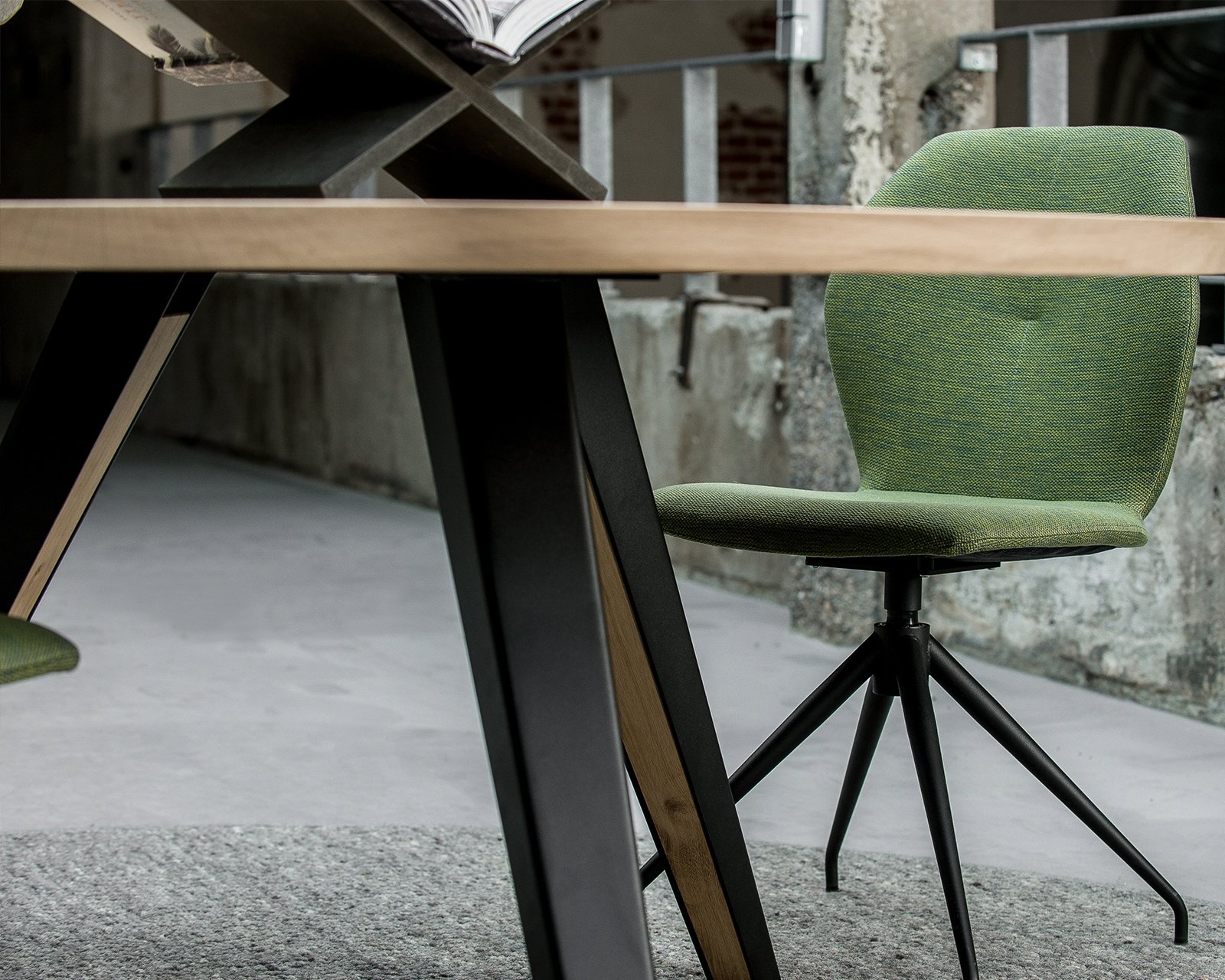 Ronde eettafel van eikenhout met een Savie onderstel zijaanzicht | Table du Sud