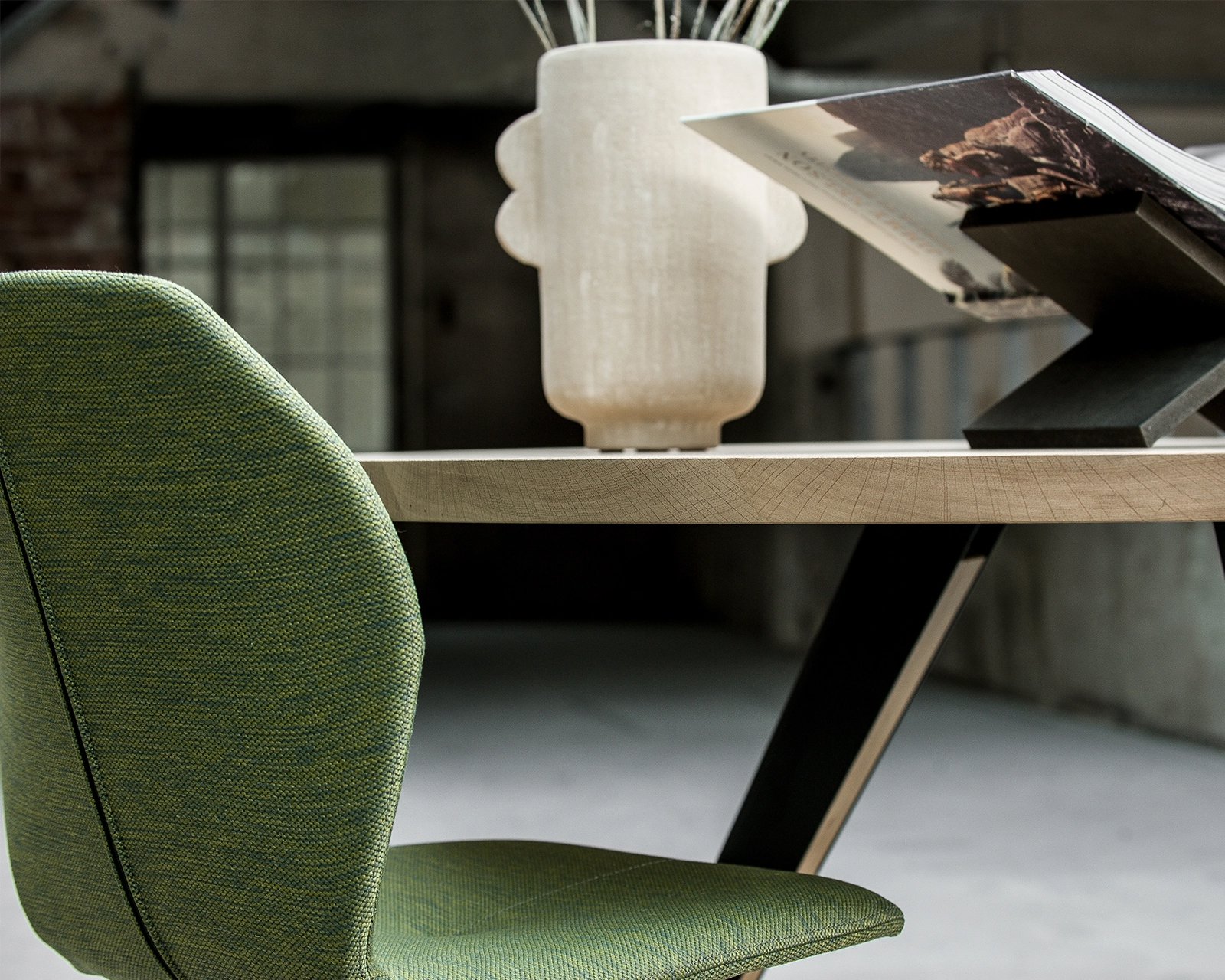 Ronde eettafel van eikenhout met een Savie onderstel met stoel zijaanzicht | Table du Sud