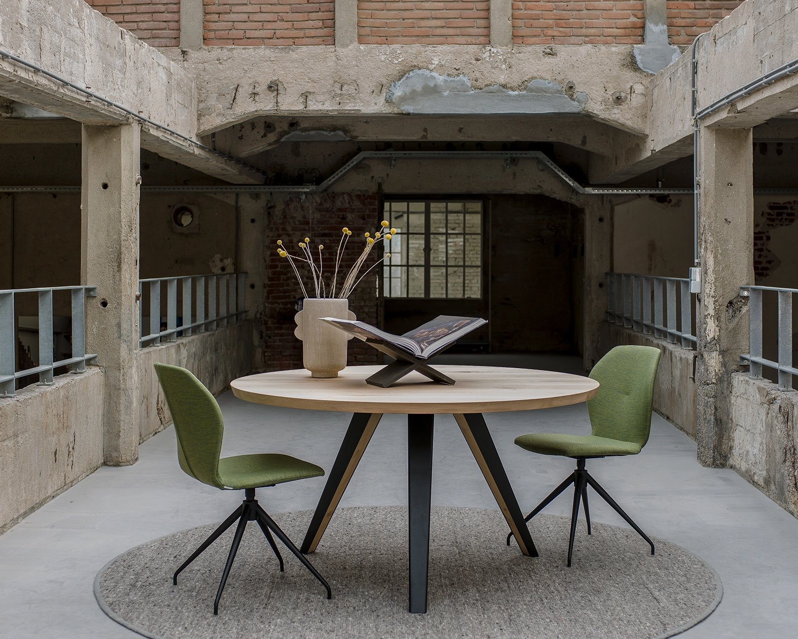 Ronde eettafel van eikenhout met een Savie onderstel in een sfeervolle ruimte | Table du Sud