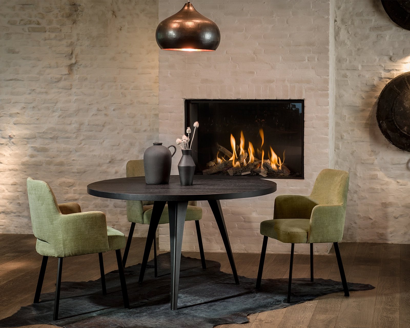 Ronde eettafel eikenhout met onderstel Vazy in sfeervolle woonkame | Table du Sud