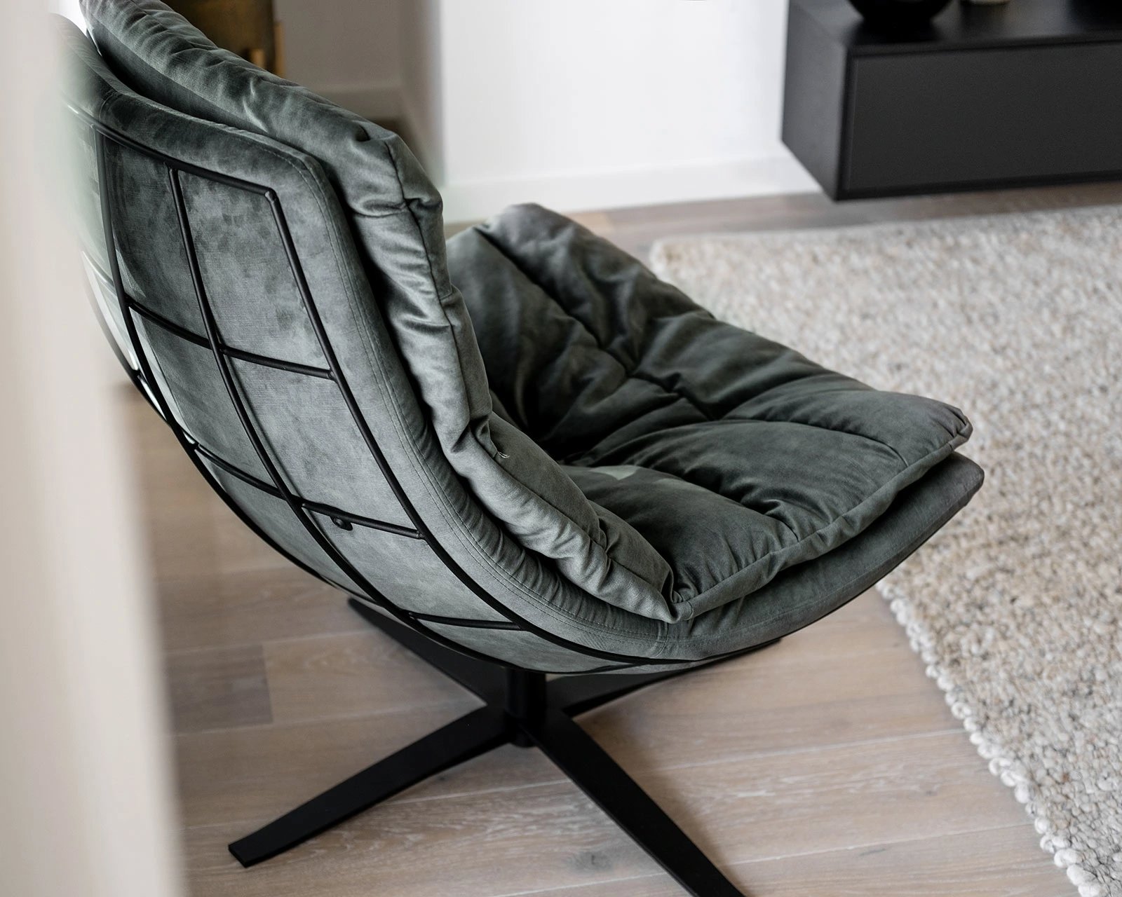 Materiaal: adore - hunter. Hampton bank in unit - sesame. Vloerkleed Sen.