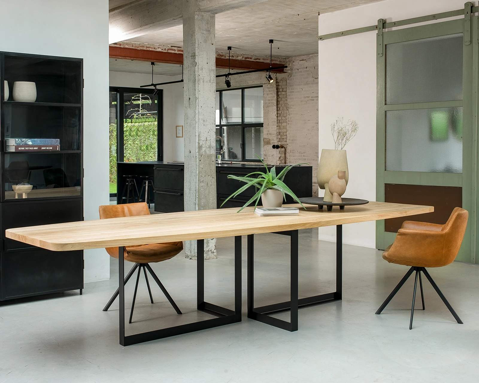 Half-ovale-eiken-eettafel-marly