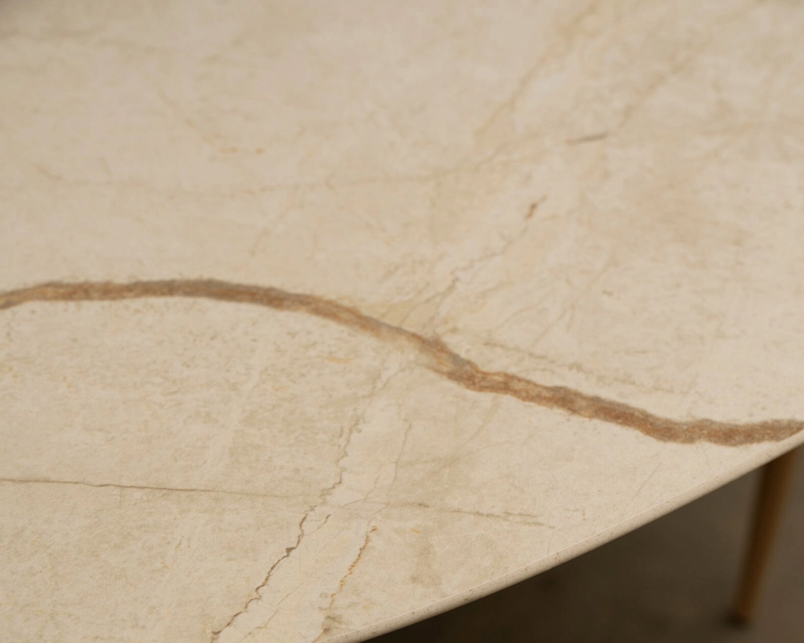 Keramische-tafel-met-structuur-40