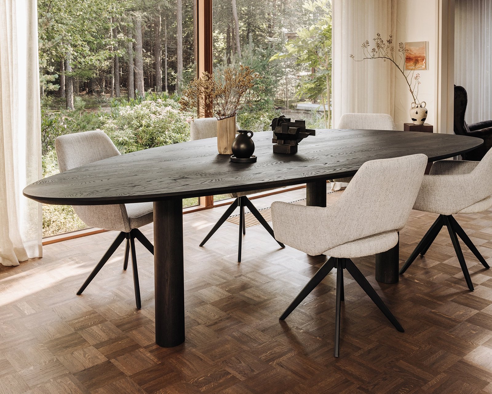 Kiezelvormige-eiken-tafel-pippa-Yanai3