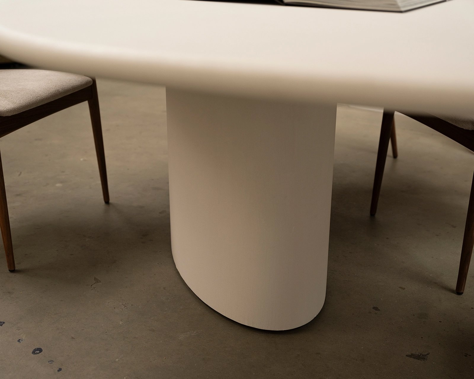 Betonnen-eettafel-Betram-met-Mula-stoelen-3---kopie