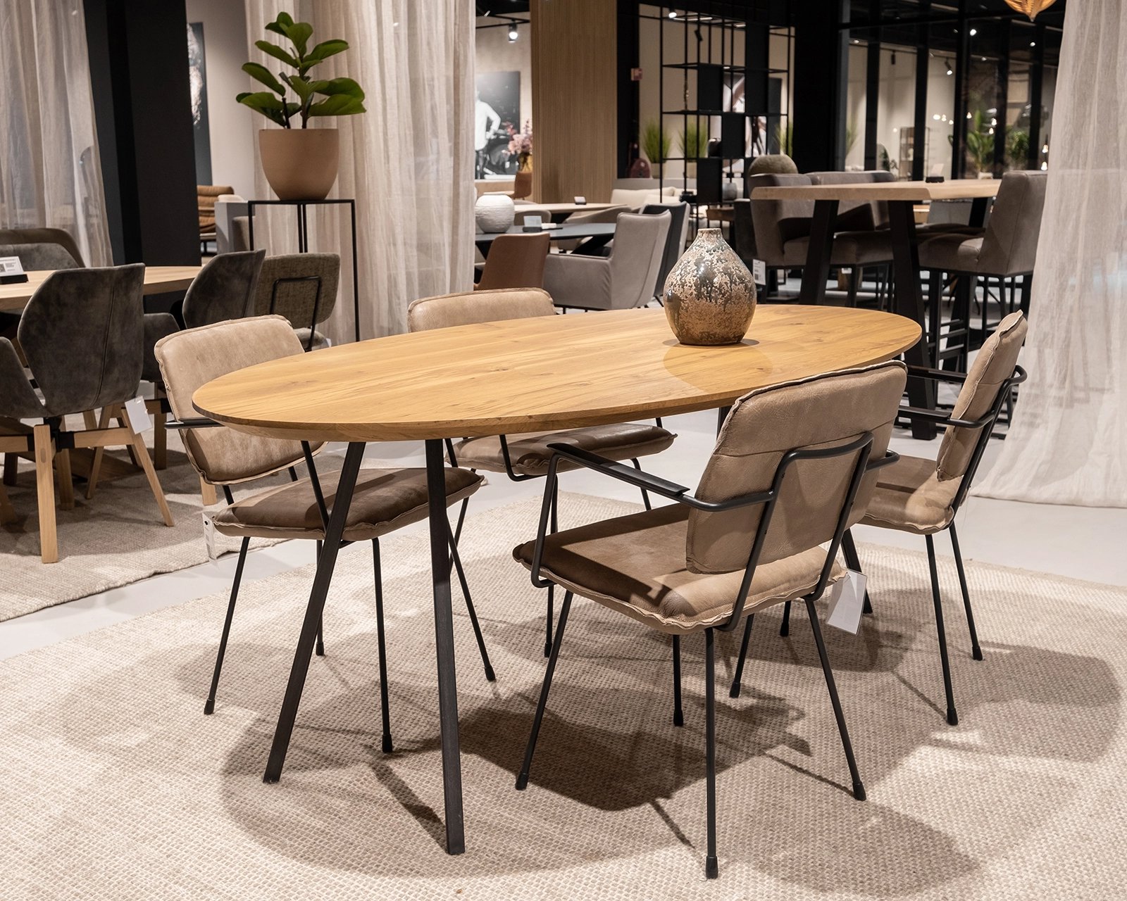 Ovale_eikenhouten_eettafel_camilla_met_totti_eetkamerstoelen