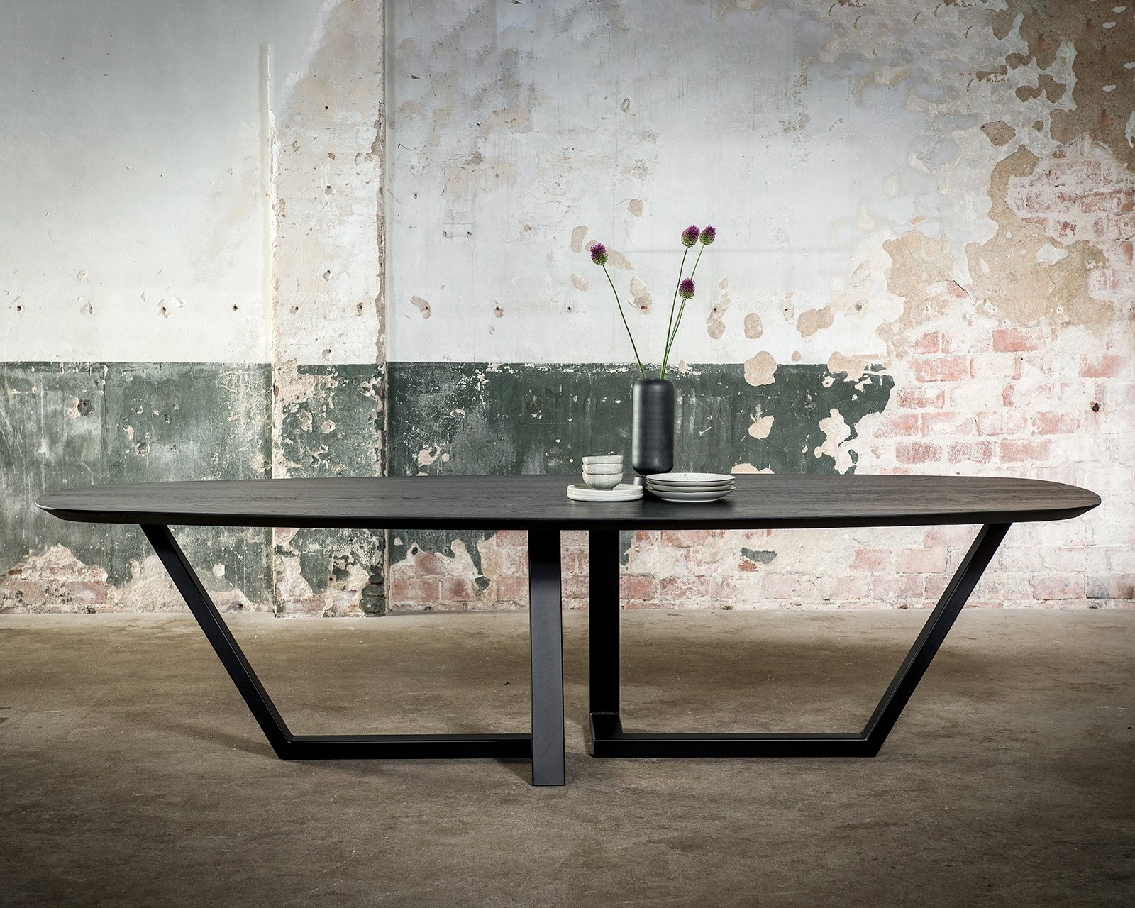 Ovale eettafel eikenhout zwart met onderstel Ella | Table du Sud