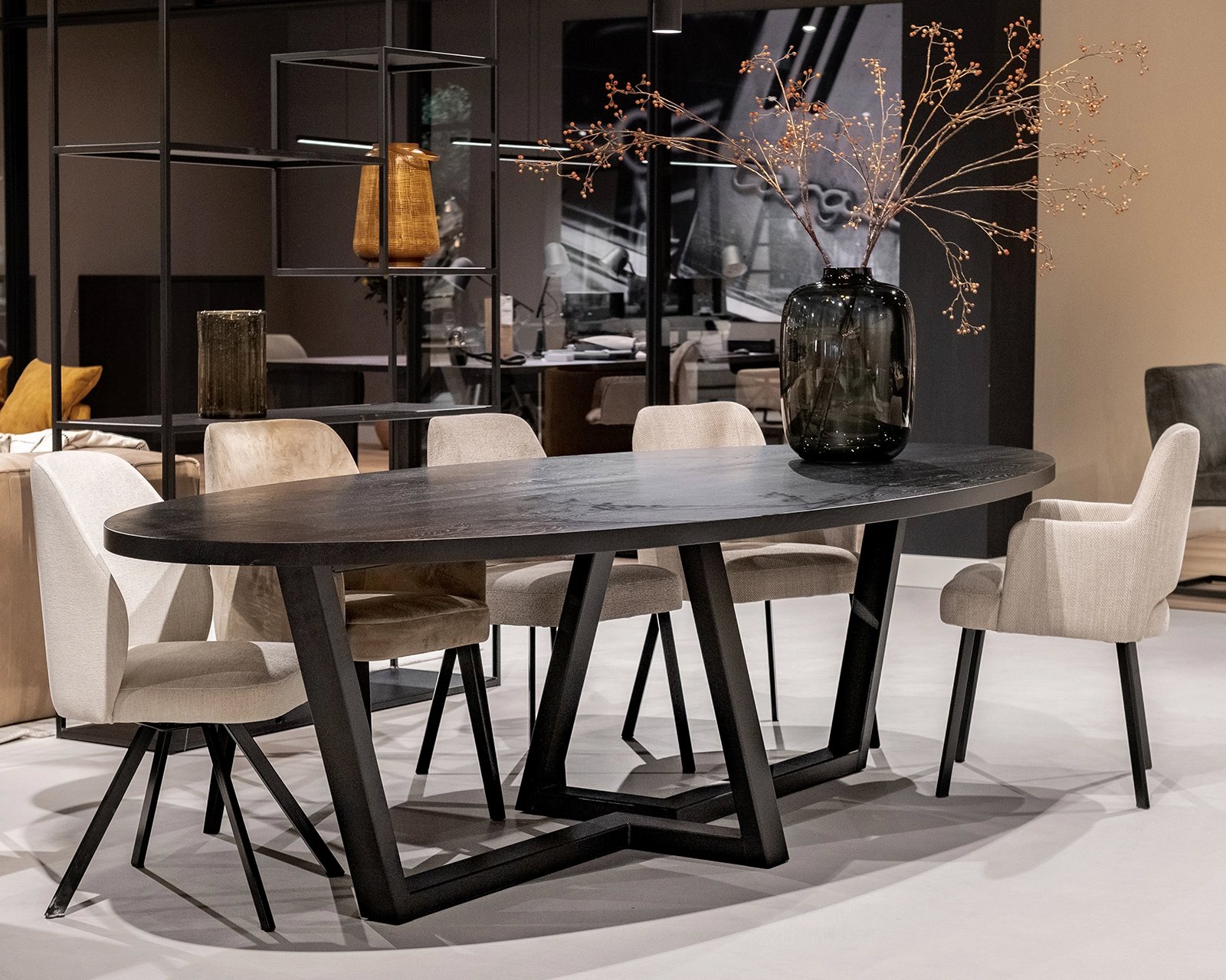 Ovale eettafel eikenhout zwart met onderstel Ella | Table du Sud