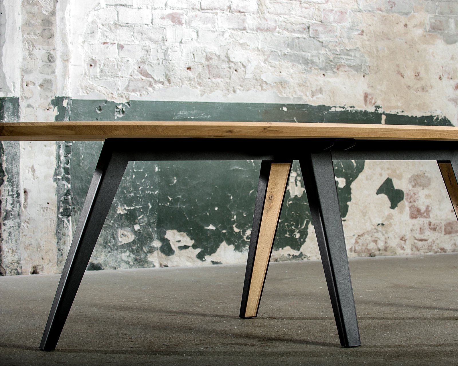 Ovale eikenhouten eettafel eminent in ultra matte lak.