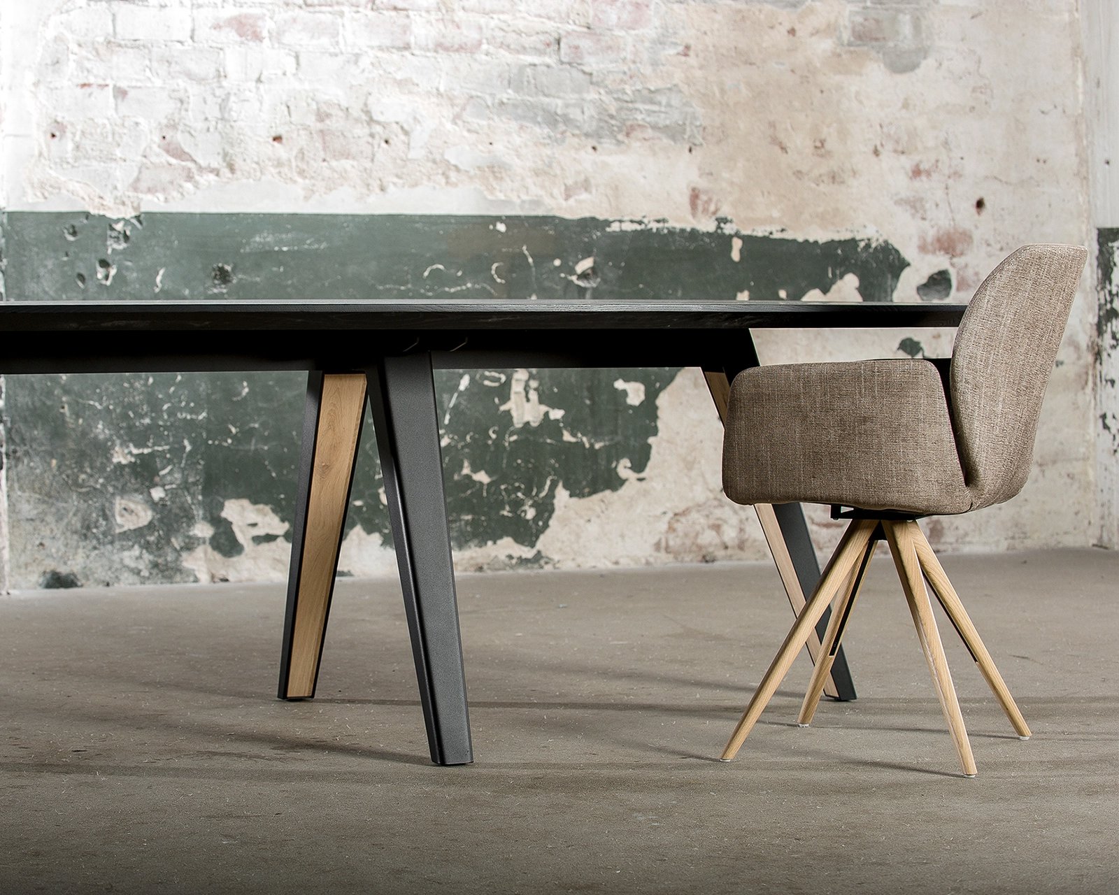 Ovale eettafel eikenhout met onderstel Eminent | Table du Sud