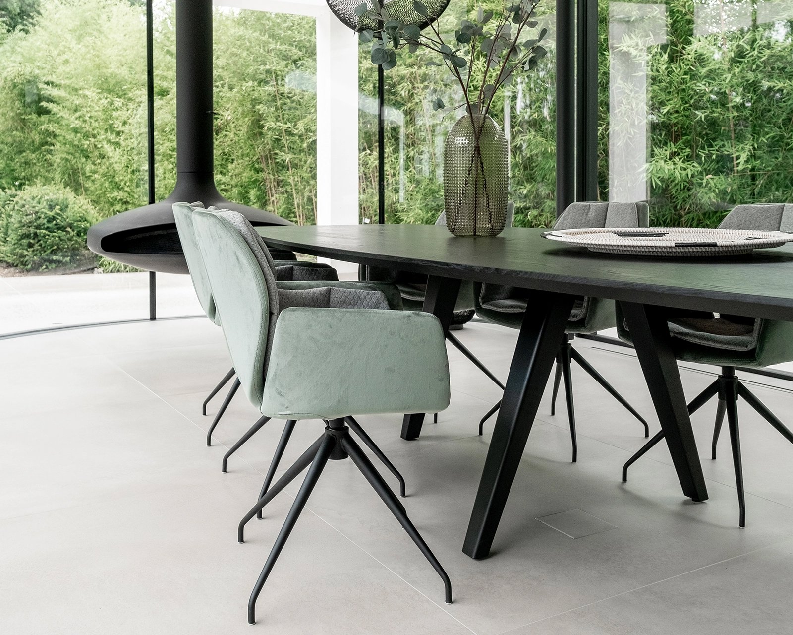Ovale eettafel eikenhout met onderstel Eminent in sfeervolle woonkamer met Mood stoelen | Table du Sud