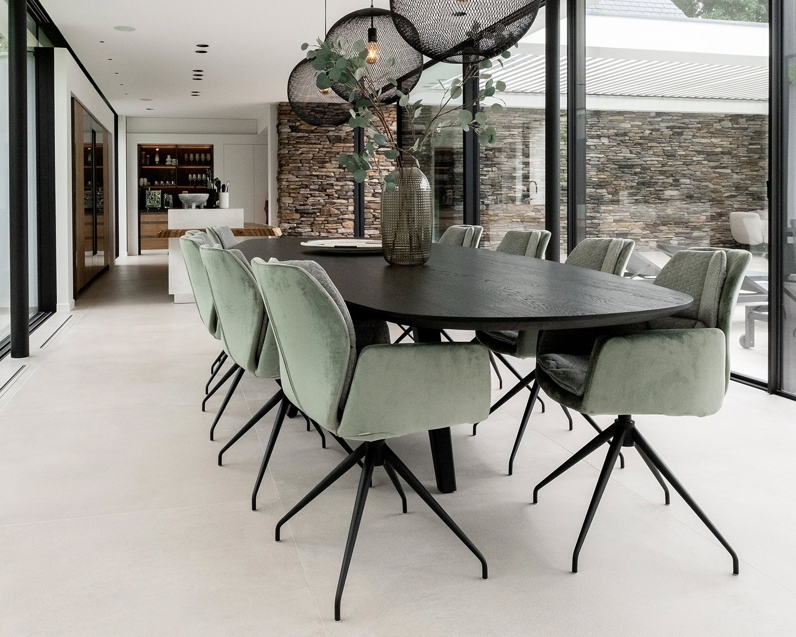 Ovale eettafel eikenhout met onderstel Eminent in sfeervolle woonkamer met Mood stoelen | Table du Sud