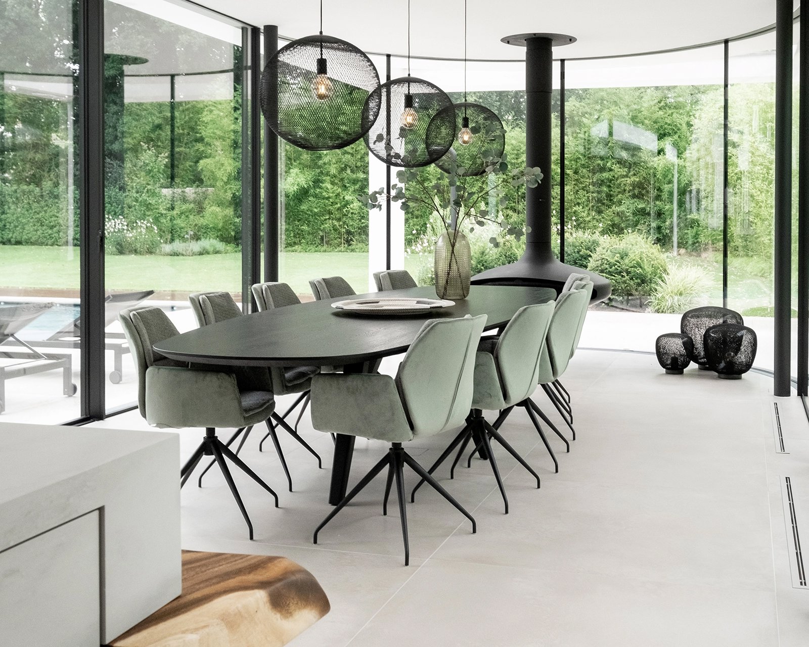 Ovale eettafel eikenhout met onderstel Eminent in sfeervolle woonkamer met Mood stoelen | Table du Sud