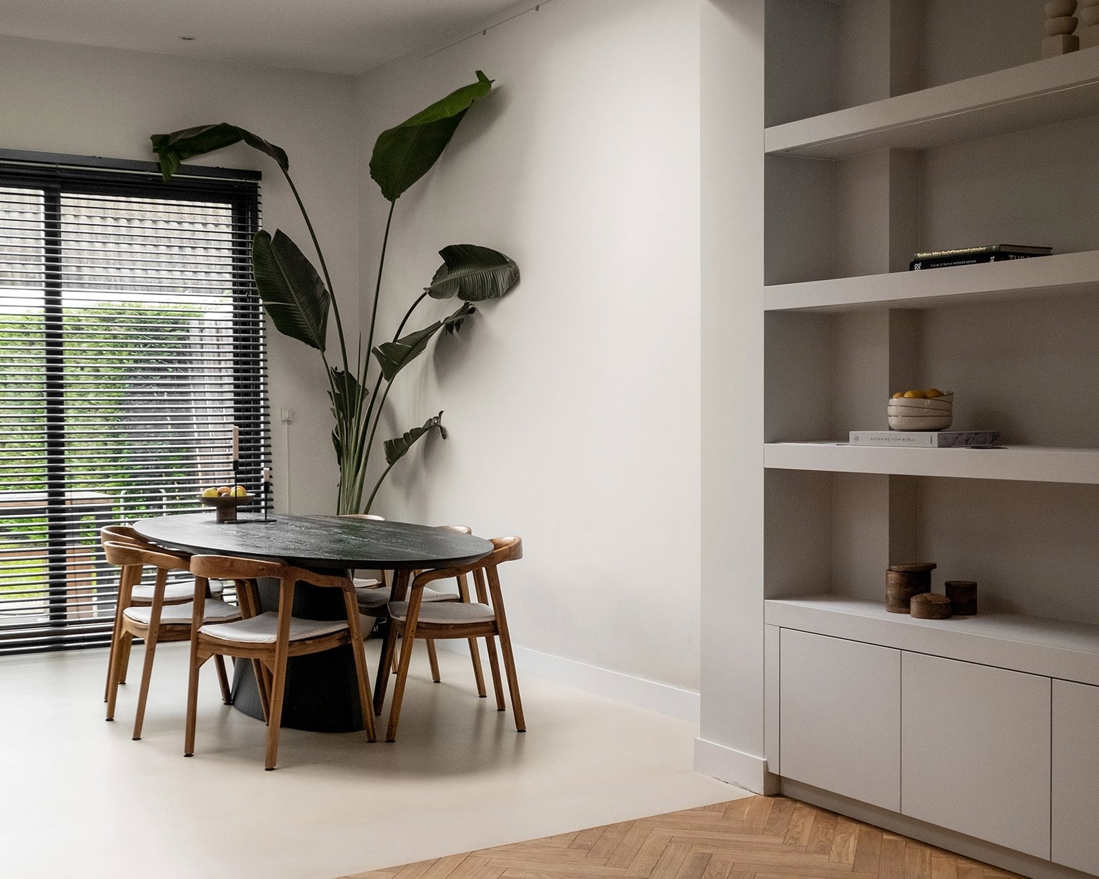 Ovale eettafel eikenhout met onderstel Eqone in sfeervolle woonkamer | Table du Sud