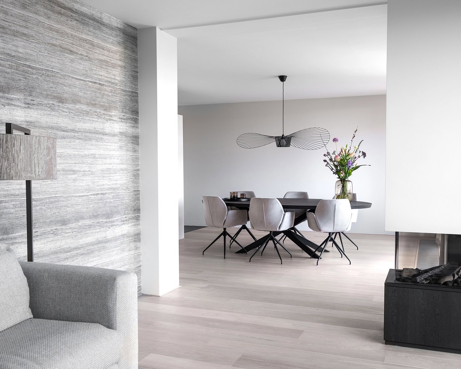 Ovale eikenhouten eettafel Gap. Mood #95 stoelen in juke - pearl.